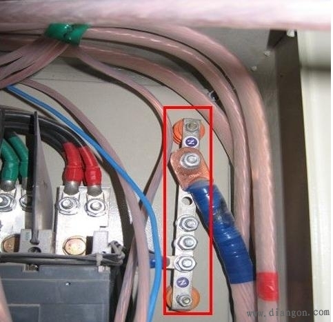 使用三個1p空開代替一個3p空開作為三相空調開關. 2.管內有接頭 1.